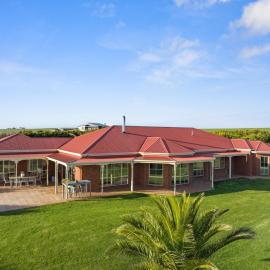 Serene Beach Haven: Sleeps 12, Hotel in Ventnor