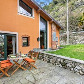 La Maison Du Lac - 50 meters from Lake , Private Parking&BBQ - Happy Rentals, hotel em  Monvalle 