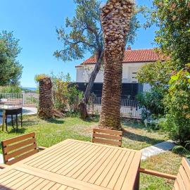 Family villa on the coast, hotel in Promajna