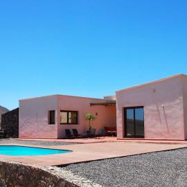 VILLA FUERTEVENTURA Fantástica Villa vistas al mar piscina climatizada, Hotel in Tarajalejo