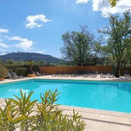 Camping maeva Escapades Le Domaine des Chênes Blancs – hotel w mieście Croagnes