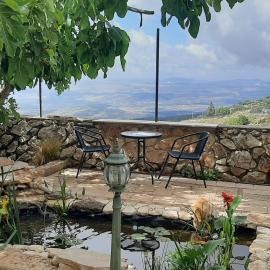 Relaxed garden apartment with Galilee sea view 1, hotel a Safed