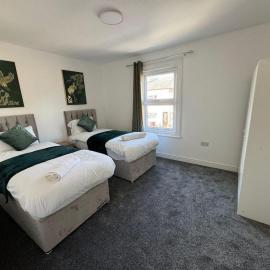 Stunning 4 BED House for Contractors & Holiday Makers