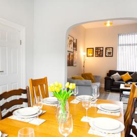 4 Bedrooms Spacious House With 2 Bathrooms Free Parking - sleeps up to 10 guests