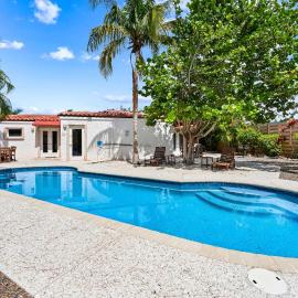 Crescent Beach Villas By Beachside Management, hotel u gradu Sijesta Ki
