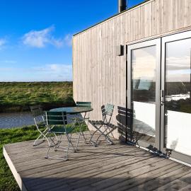 Tiny House Pioneer 18 Zur Meerseite - Green Tiny Village Harlesiel, hotelli kohteessa Carolinensiel