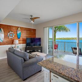 Oceanfront Luxury Condo! Mins to beach! Rum Bar Next Door!, hotel sa St Petersburg