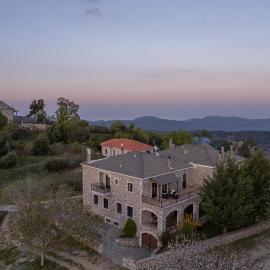 Xenonas Ouranogeiton: Kosmás şehrinde bir otel