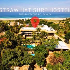 Straw Hat Surf Hostel & Bar, hótel í Brisas de Zicatela