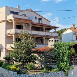 Apartment and Rooms Zora, hotel in Kampor