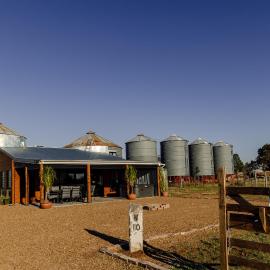 Top Paddock Silo Stay، فندق في فوربس