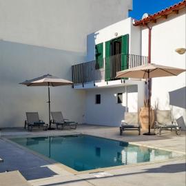 Traditional Anna's Stone House with Private Pool, hotel a Margarítai