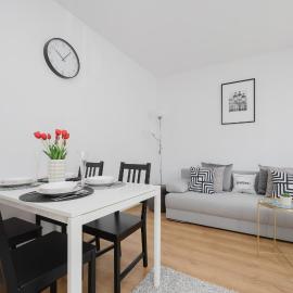 Apartament na Parterze z Parkingiem i Biurkiem do Pracy Zdalnej w Piasecznie by Noclegi Renters