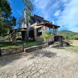 Dimitra's Villa in Evia, Greece、Loukísiaのホテル