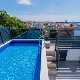 Three-Bedroom Premium Holiday Home Atmosfera with Private Pool&Sauna, hotel u gradu Vodice