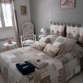 la maison rose 2 chambres avec lit pour 2 personnes et 2 salles de bains a 15 kilomètres du circuit de Magny-Cours et 1,2 kilomètre du sanctuaire de ste Bernadette