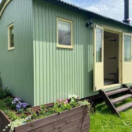 Willow Shepherd Hut، فندق في West Row