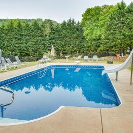 Pet-Friendly Georgia Home w/ Pool Access! โรงแรมในคลีฟแลนด์
