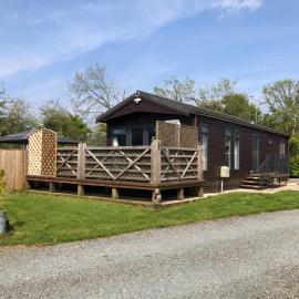 Spacious Lodge With Hot Tub