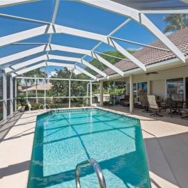 ELEVATED 106 - Spacious 3 Bedroom Waterside Pool Home, hotel in Marco Island