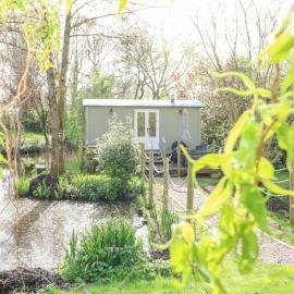 Damsel Shepherds Hut, хотел в Badwell Ash
