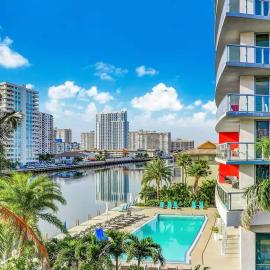 Luxury Waterfront Condo, hotel in Hallandale Beach