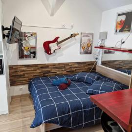 07 - Joli studio tout équipé avec un lit double, vue sur jardin, parking privatif gratuit, grand fourgon possible, tout le linge de maison est fourni