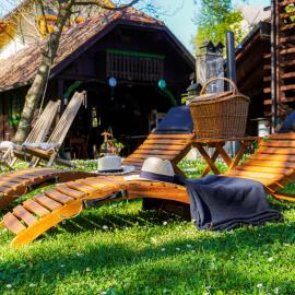 Resort pod orehi - Bled - Apartma & Glamping & Savna, hotell i Bled