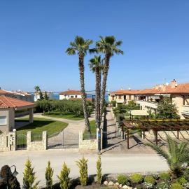 Luxury Seaside Apt In Pefkochori Featuring Pool