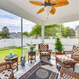 3 Mi to Beaches! Charming Bluffton Escape w/ Yard, хотел в Блъфтън