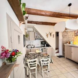 à St Rémy Petite maison au coeur du village