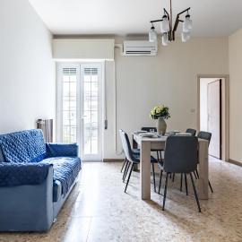 GuestHost - Spacious Apartmente near the Beach!, hotel a Viareggio