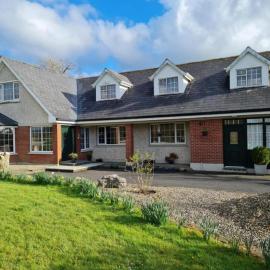 1 Bed retreat-Sleeps 2-Secure parking-Garden, hotel in Ennis