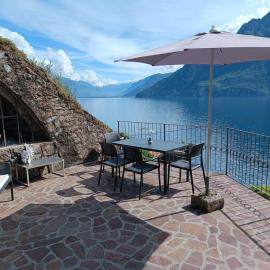 Studio Zu - Lakeside Apartment, hotel a Riva di Solto