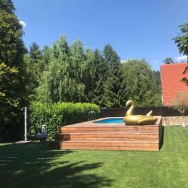 Mali Raj, hotel i Mengeš