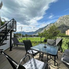 Sunshine Apartment with Private Pool and Parking