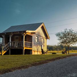 Peaceful Cabin Near Waterfalls Fire Pit & Creek Cabin 1, hotel u gradu Smithville