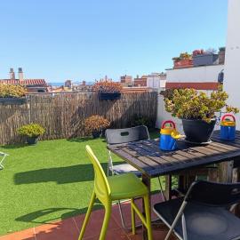 Precioso Dúplex con terraza a 5 minutos playa y 20 minutos de Barcelona, hotel in Premiá de Mar