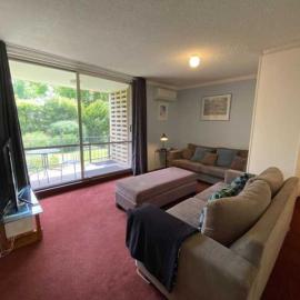 Quiet 2BR Apartment with Garden views in Griffith, hotel in Kingston 