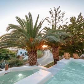Flora's Villa with Plunge Pool, hotel ad Agkidia