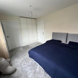 Pvt ensuite room ,25 mins train to city center
