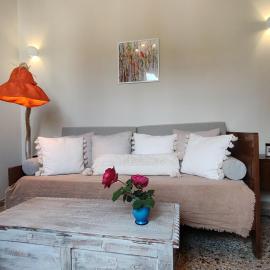 Mid century character house in Argostoli: Argostolion şehrinde bir otel