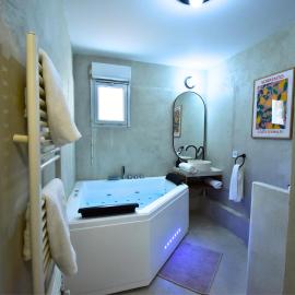 Oasis SPA Bath et Jardin Parisien, hotel in Aubervilliers