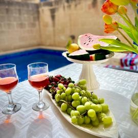 Farmhouse Grazzja with pool, hotell i Qala