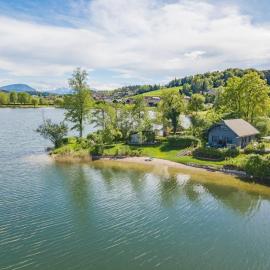 Exklusives Seehaus LAKEHOUSE in Bestlage mit privaten Sandstrand inklusive Boot, Kajak, SUP, hotel in Obertrum am See