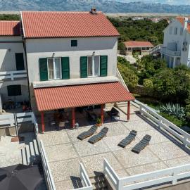 Apartment Kosljun with pool, hotel in Košljun