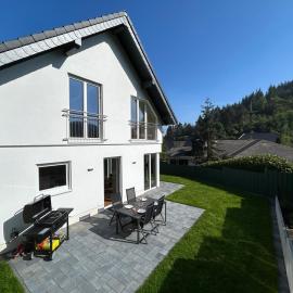 Wellness-Ferienhaus mit Dampfbad & Sauna am Nürburgring, hotel em Leimbach