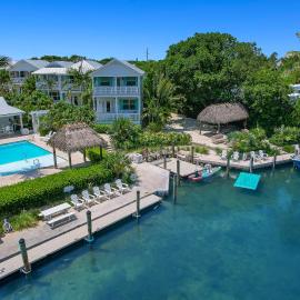 Isla Mirabelle - Waterfront Boutique Resort, Htd Pool, Dock, Walkable, Hotel in Islamorada