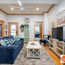 Lake Life Getaway - Condo near downtown!, Hotel in Douglas
