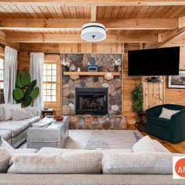 Wonderful Log Cabin near private beach and lake access, hotel v destinácii Saugatuck